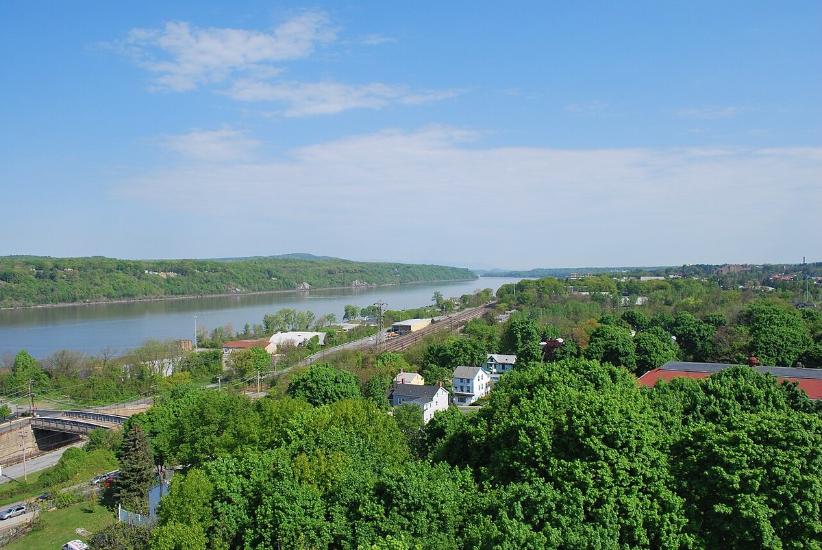 Poughkeepsie, NY - Fichier:Poughkeepsie, NY spring 2010 bird's-eye view 2.JPG — Wikipédia